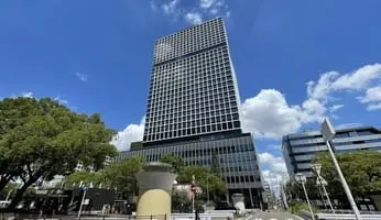 青空の下の会社のビル